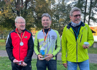 Siegerehrung H70 mit Bernd Döhler (Mitte, Foto: S. Haupt) <br />
<b>Notice</b>: Undefined property: stdClass::$image_intro_alt in <b>/www/htdocs/w0204957/tus-rueppurr.de/templates/tus/html/layouts/joomla/content/intro_image.php</b> on line <b>22</b><br />